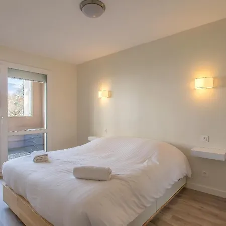 Le Petit Parfait, Logement Situe Pres Du Coeur De La Et De Toutes Ses Commodites, Rue Tranquille Avec Vue Sur Les Alpes, Parfait Pour 6 Personnes