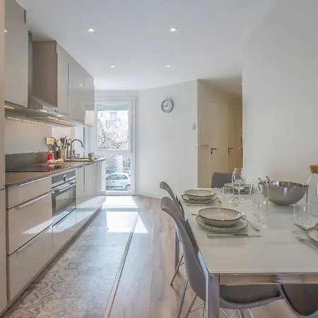 Le Petit Parfait, Logement Situe Pres Du Coeur De La Et De Toutes Ses Commodites, Rue Tranquille Avec Vue Sur Les Alpes, Parfait Pour 6 Personnes Appartement