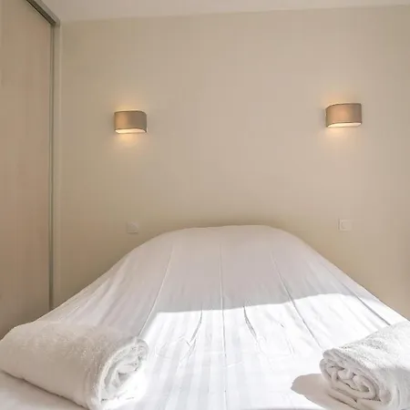 Appartement Le Petit Parfait, Logement Situe Pres Du Coeur De La Et De Toutes Ses Commodites, Rue Tranquille Avec Vue Sur Les Alpes, Parfait Pour 6 Personnes *