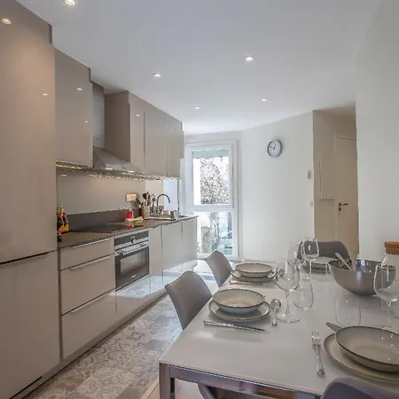 Le Petit Parfait, Logement Situe Pres Du Coeur De La Et De Toutes Ses Commodites, Rue Tranquille Avec Vue Sur Les Alpes, Parfait Pour 6 Personnes Appartement