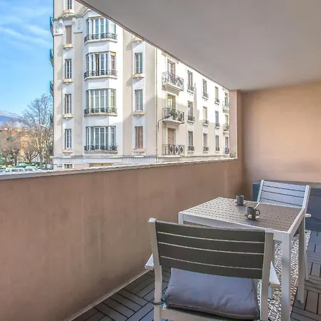 Appartement Le Petit Parfait, Logement Situe Pres Du Coeur De La Et De Toutes Ses Commodites, Rue Tranquille Avec Vue Sur Les Alpes, Parfait Pour 6 Personnes