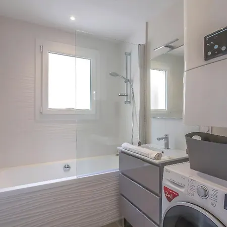 Le Petit Parfait, Logement Situe Pres Du Coeur De La Et De Toutes Ses Commodites, Rue Tranquille Avec Vue Sur Les Alpes, Parfait Pour 6 Personnes Grenoble
